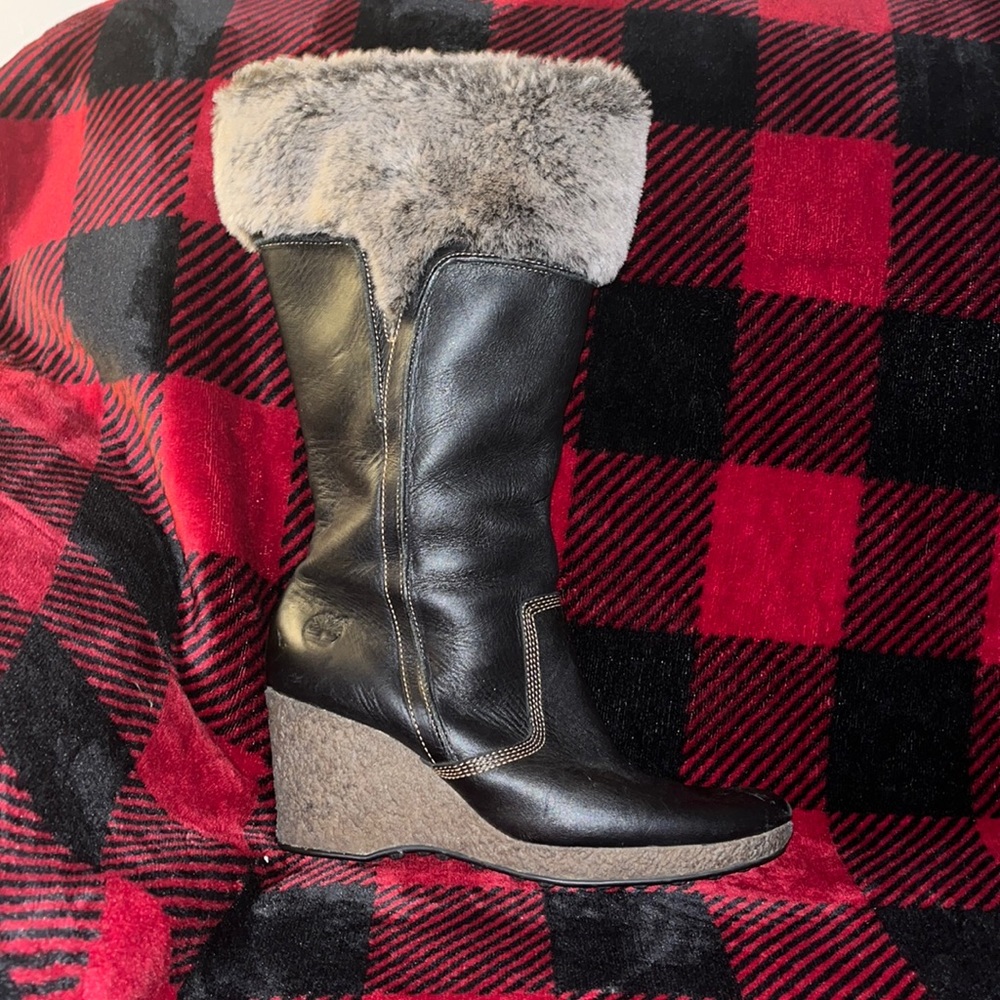 Timberland black leather pull on wedge heel boots with fur trim. Size 7.5